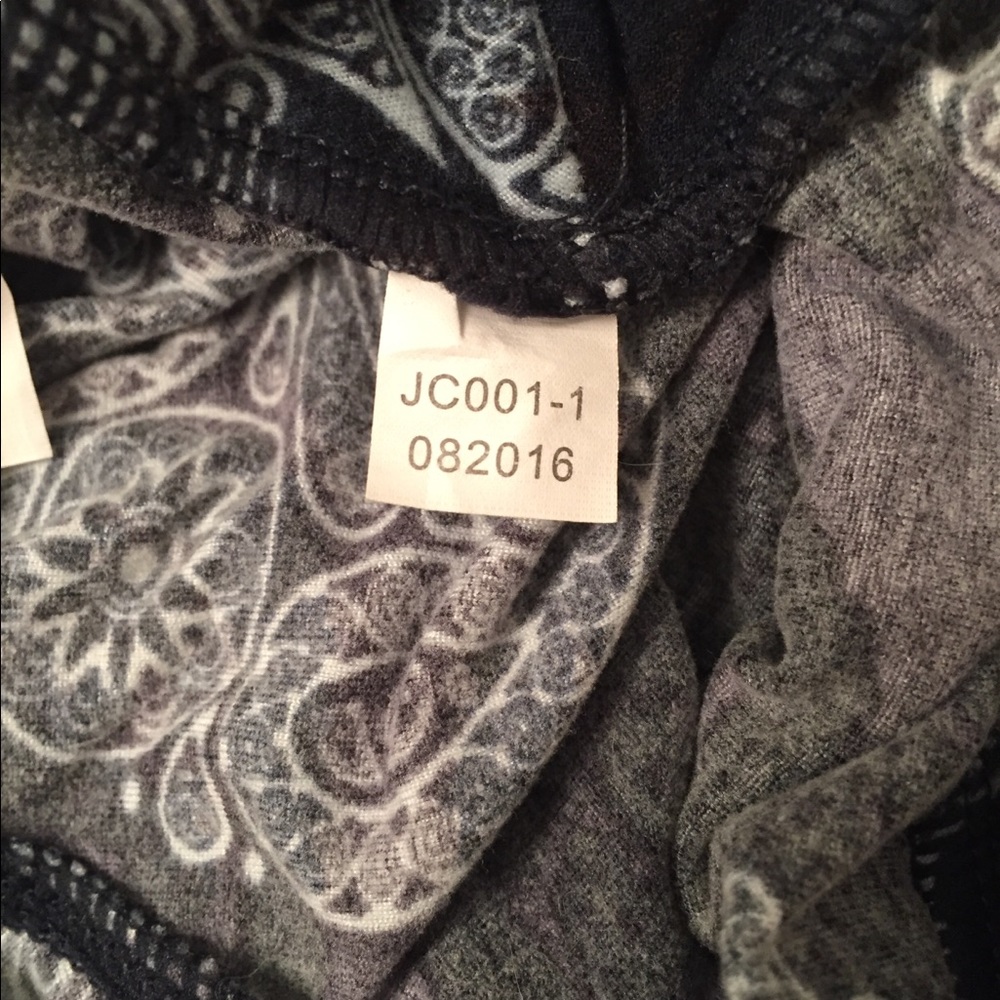Lularoe NEW RARE HTF Black Paisley Skull Leggings - Picture 4 of 5